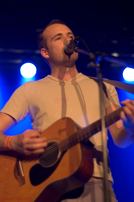 Jérémie Kissling face à son micro.